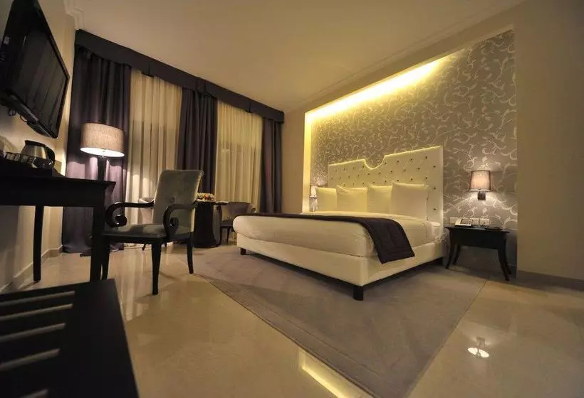 Warwick Il Palazzo Hotel & Suites