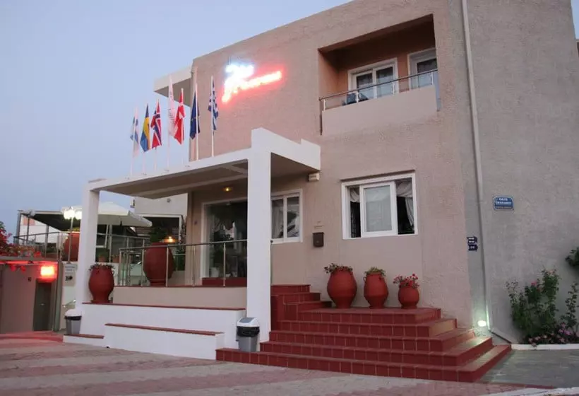 Koukouras & Lia Apartments