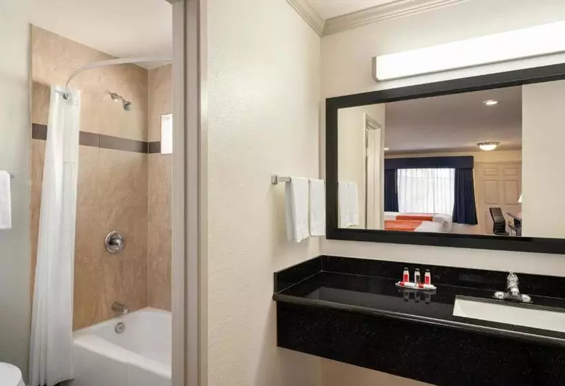 Fotos del hotel Howard Johnson By Wyndham San Diego State University Area:  6