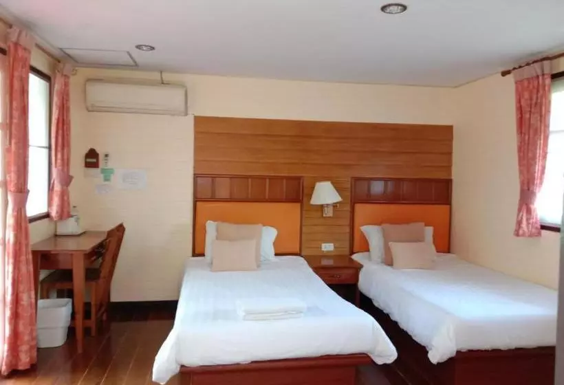 Fotos del hotel Lunar Hut Resort:  1