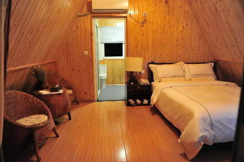 Lijiang Lashi Lake Retreat