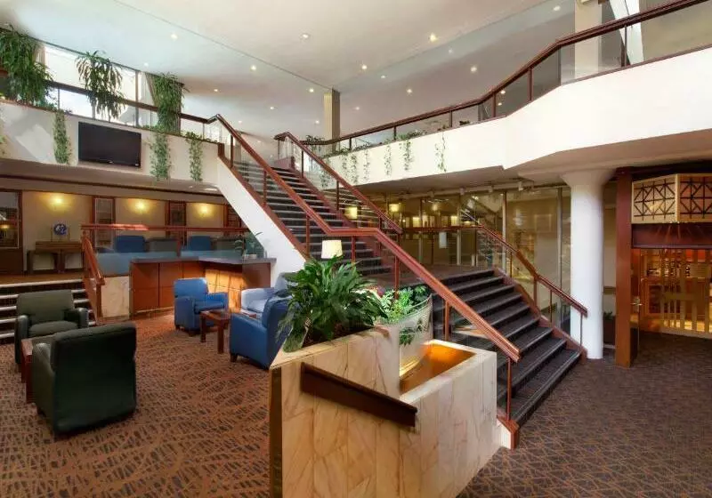 Fotos del hotel Coast Plaza Hotel & Suites:  3