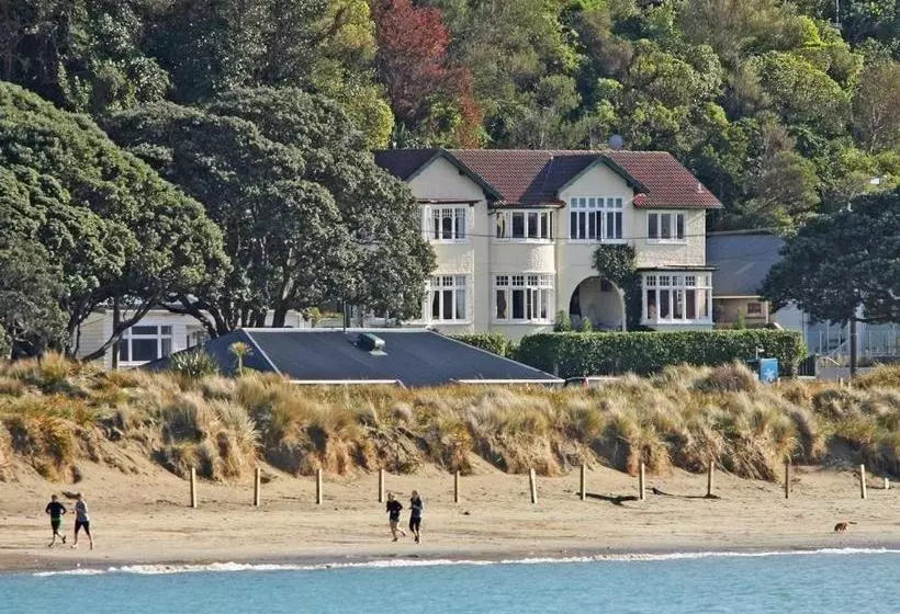 Beachfront Wellington Bed And Breakfast